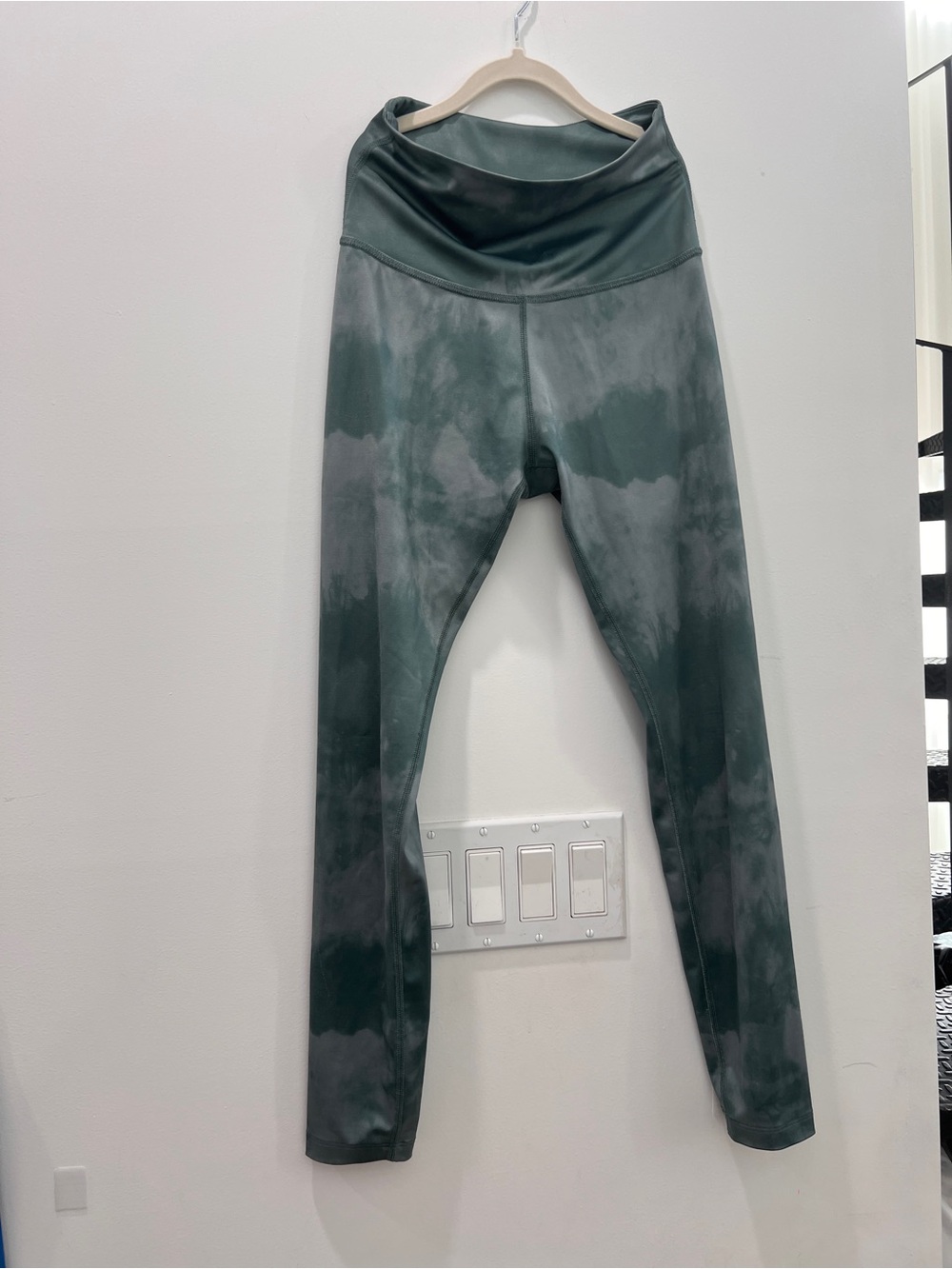 Beyond yoga S Green Tie-Dye Leggings - Picture 3 of 8